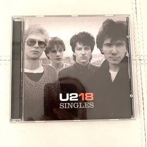4/10$ CD U2 - U218 Singles 2006